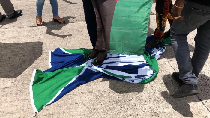     Dévoilement drapeau et hymne : des militants du Rouge-Vert-Noir retirent et piétinent le drapeau

