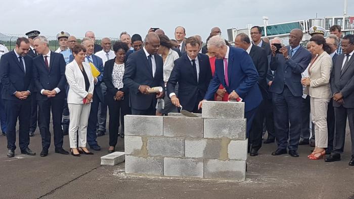     Emmanuel Macron posera la première pierre de l’extension de l’aéroport Aimé Césaire avant son départ pour la Guadeloupe

