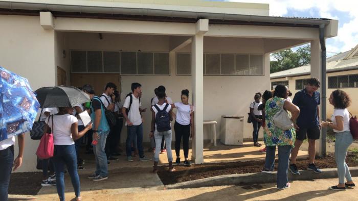     Enseignants et parents d'élèves mobilisés au lycée Frantz Fanon à Trinité

