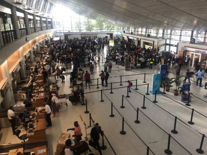     Fin des vacances scolaires : c'est le rush à l'aéroport Aimé Césaire

