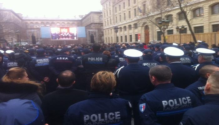     François Hollande a rendu hommage aux 3 policiers victimes des attentats 

