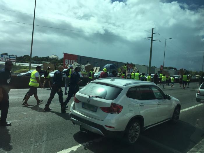     Gilets jaunes Martinique : les manifestants sur l'autoroute en direction de Fort-de-France

