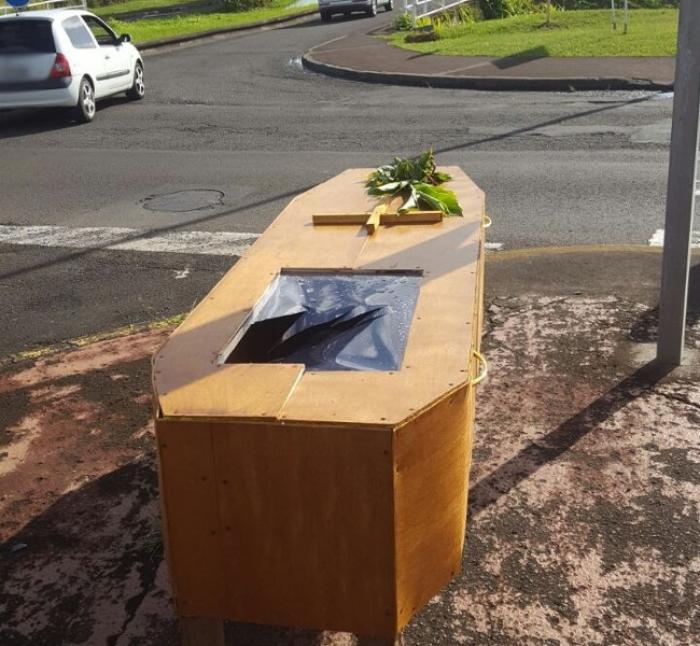     Insolite : un cercueil laissé dans un carrefour au Lamentin juste après le carnaval

