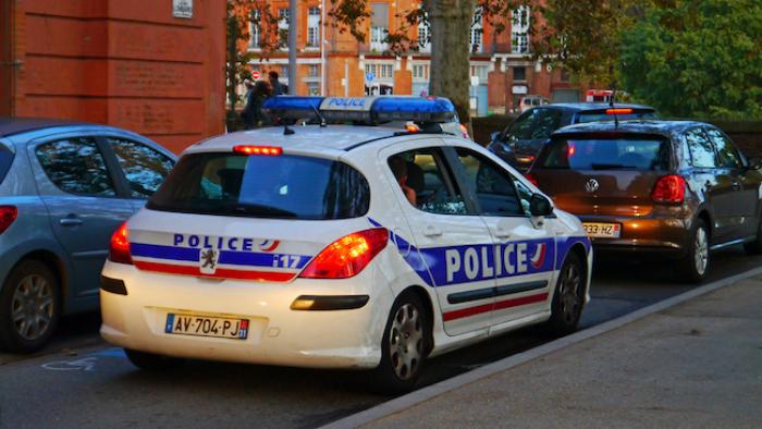     "Je n'ai fait que mon travail" : un policier sauve une jeune femme à Paris 

