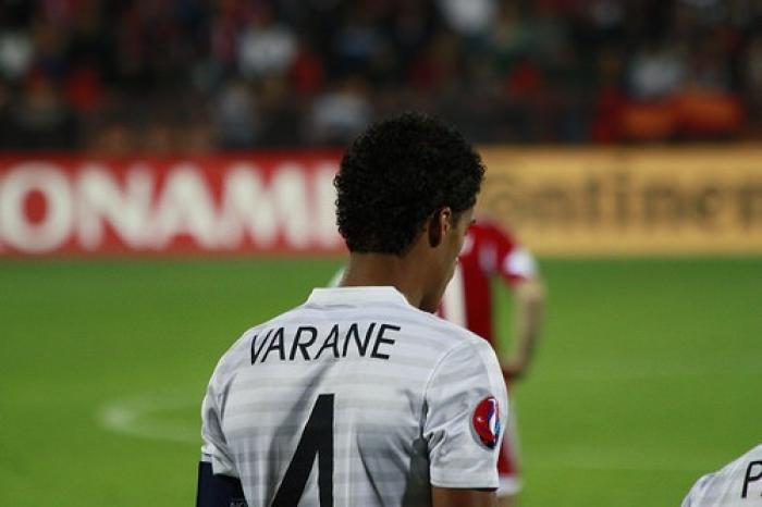     Les Bleus s'inclinent face à la Belgique : Raphaël Varane veut "rester positif"

