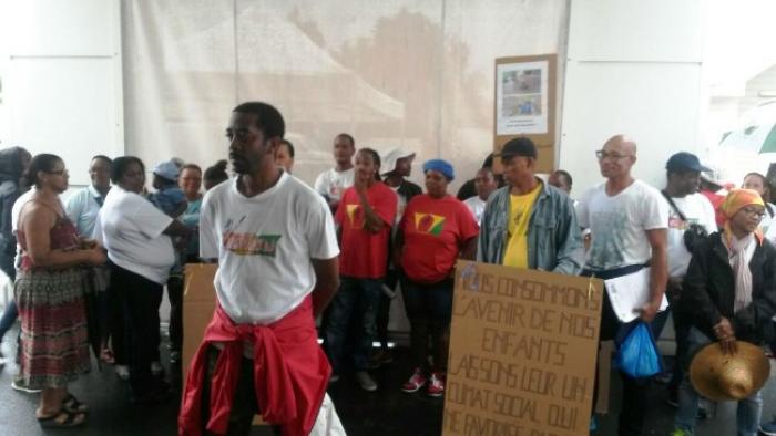     Les grévistes du secteur nettoyage réunis devant la clinique de Choisy


