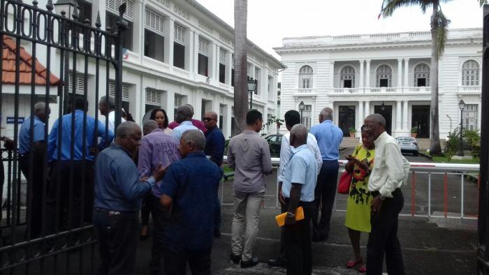     Les maires de Martinique protestent contre la diminution des emplois aidés

