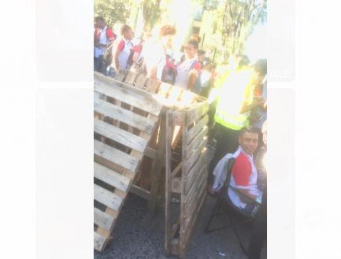     Les élèves du lycée Joseph Zobel bloquent leur établissement scolaire

