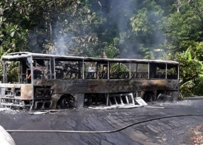     Mardi gras : le bus d'un groupe de Deshaies prend feu  (AUDIO)

