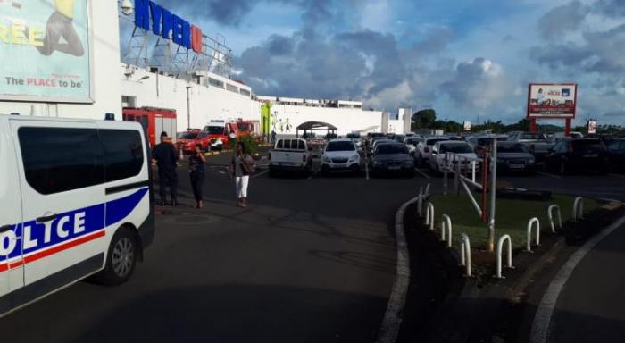     Odeur suspecte au centre commercial de Place d'Armes au Lamentin : l'enquête se poursuit

