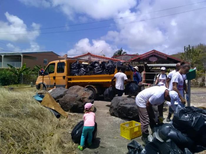     Plus de 12 tonnes de déchets ramassées lors de l'opération pays propre

