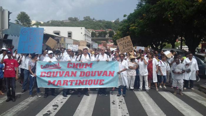     Près de 2000 personnes dans les rues de Fort-de-France pour sauver le système de santé

