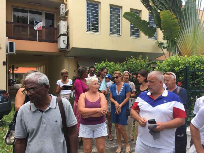     SOS Sargasses : première action citoyenne devant la sous-préfecture de Trinité


