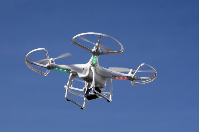     Suivre le tour des yoles avec un drone ...

