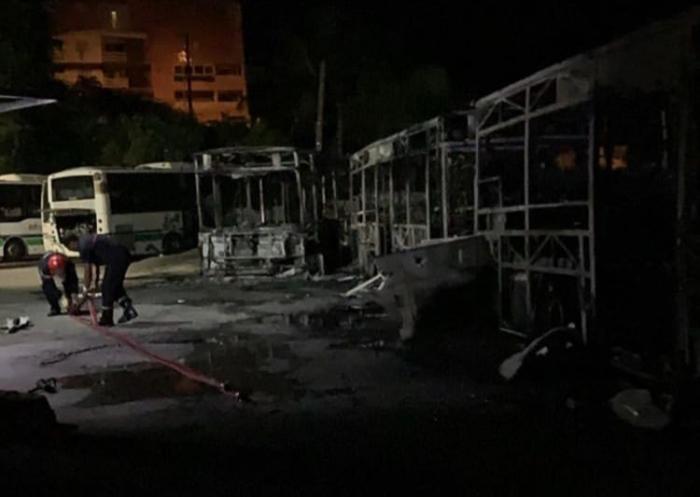     Trois bus détruits par les flammes dans le dépôt d'une compagnie de transport urbain

