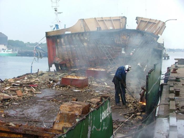     Un navire de pêche hors d'usage démantelé en Martinique


