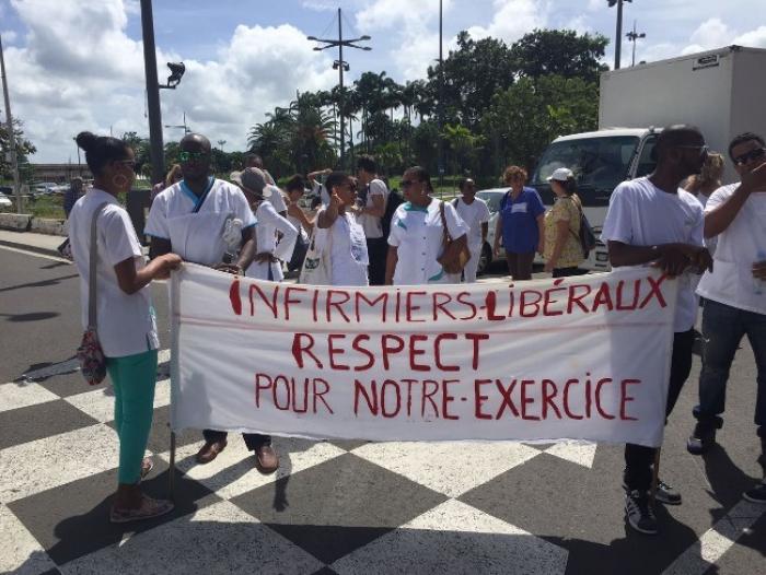     Une centaine d'infirmiers et d'infirmières manifestent devant la préfecture

