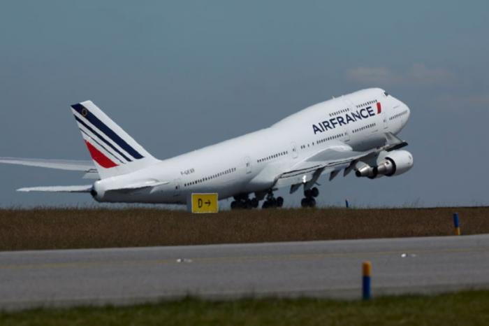     Une cinquantaine de passagers cloués au sol par un pilote d'Air France

