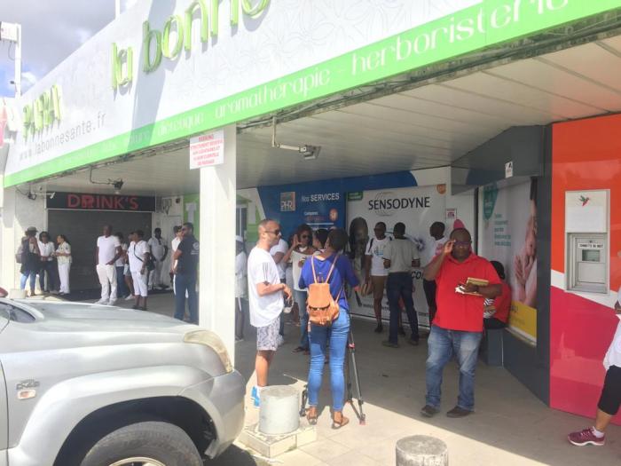     Une cinquantaine de personnes mobilisée en soutien à la pharmacie La Bonne Santé

