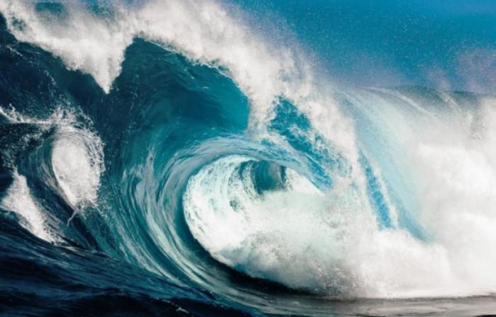     Une grosse vague fait 4 blessés en mer

