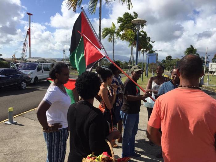     Une internaute dénonce des faits de discrimination raciale entre deux SDF à l'aéroport de Martinique

