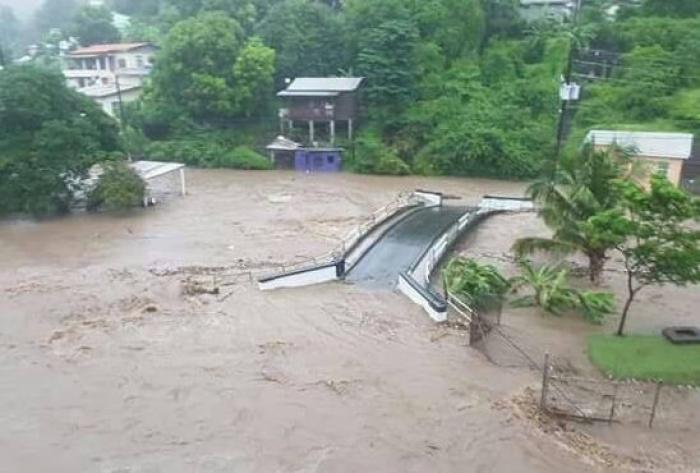    Une onde tropicale provoque de fortes inondations sur l'île de Grenade

