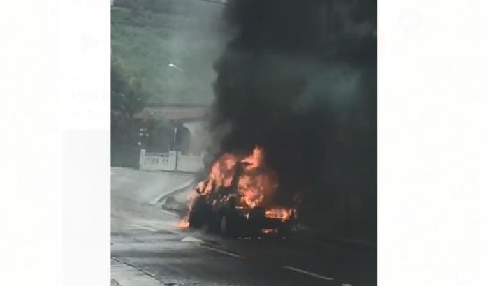     Une voiture détruite par les flammes à Saint-Joseph

