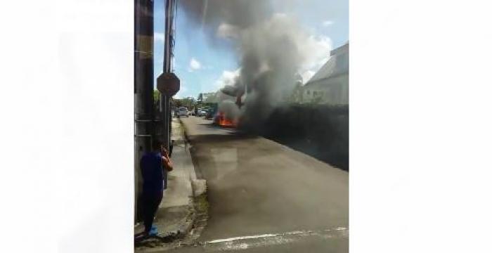     Une voiture prend feu à Cluny

