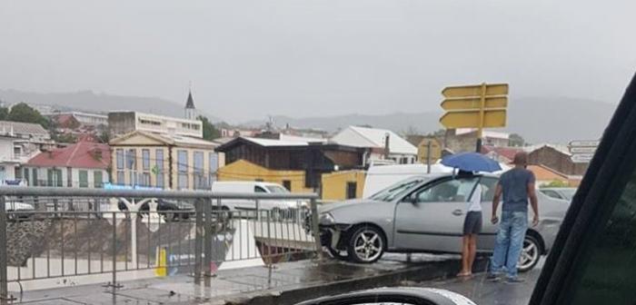     Une voiture suspendue au dessus du village de Basse-Terre

