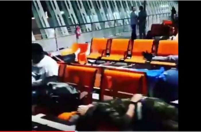     [Vidéo] Grève des avitailleurs, panne : des passagers passent la nuit dans l'aéroport de Pointe-à-Pitre

