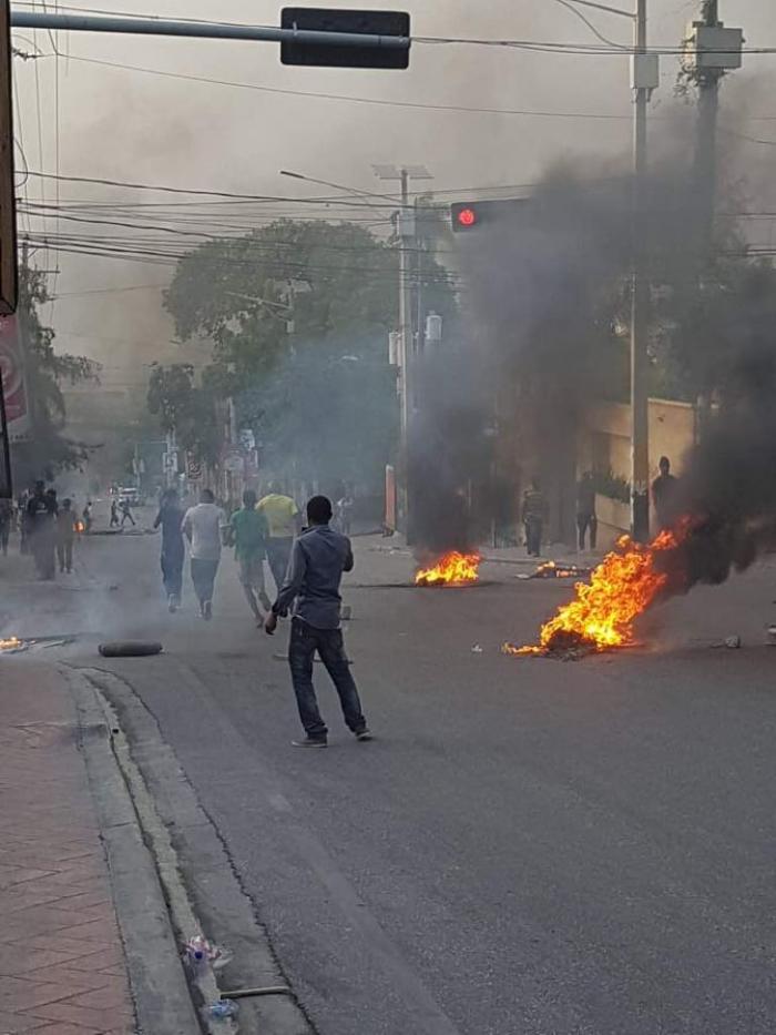     Violentes émeutes à Haïti après la hausse du prix des carburants

