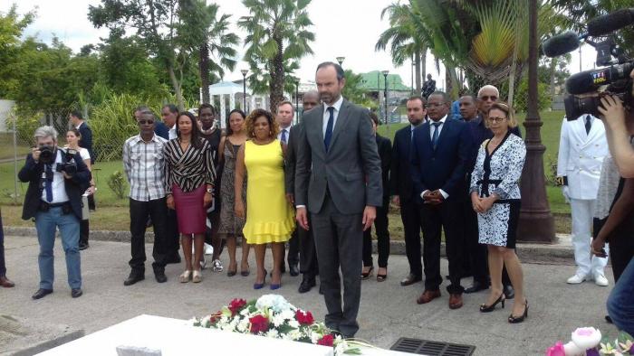     Visite Edouard Philippe en Martinique : dépôt de gerbe sur la tombe d'Aimé Césaire

