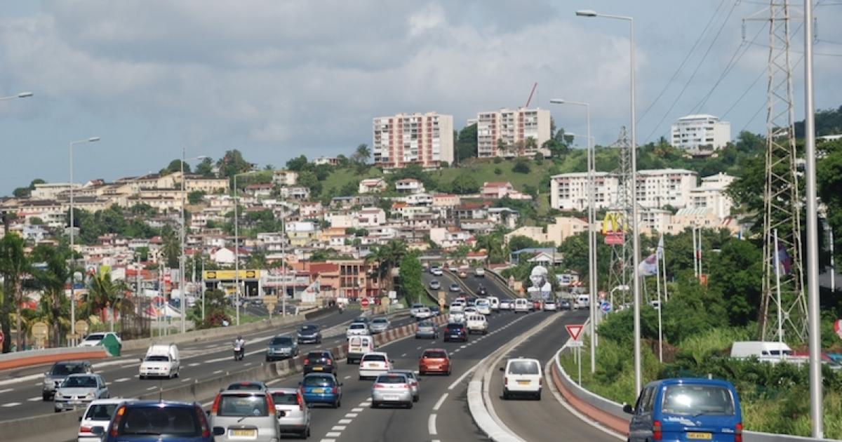     Les personnels mobilisés contre la réforme des retraites mènent une opération molokoy sur l'autoroute

