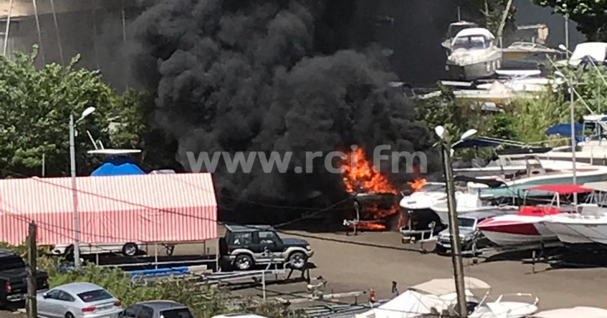     Un bateau prend feu sur la marina à proximité de la Baie des Tourelles à Fort-de-France

