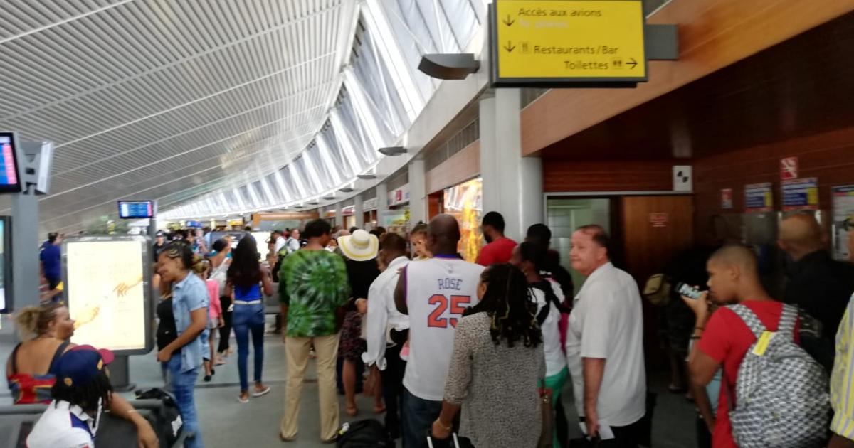     Les départs en vacances et des contrôles approfondis provoquent d'interminables queues à l'aéroport

