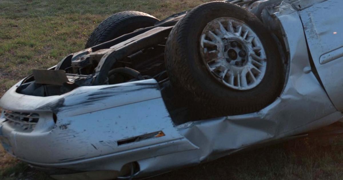     Petit-Bourg : une voiture renversée sur la chaussée à Colin

