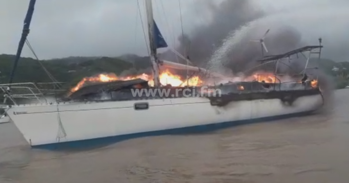     Un bateau en feu au Marin

