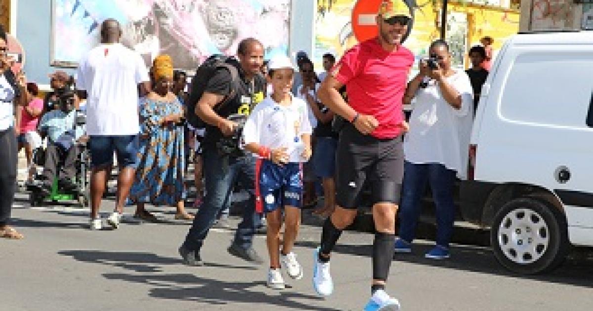     Gwada Lolo Run:  "Kiki Bermont va courir toute cette nuit en direction de Morne-à-L'eau" 

