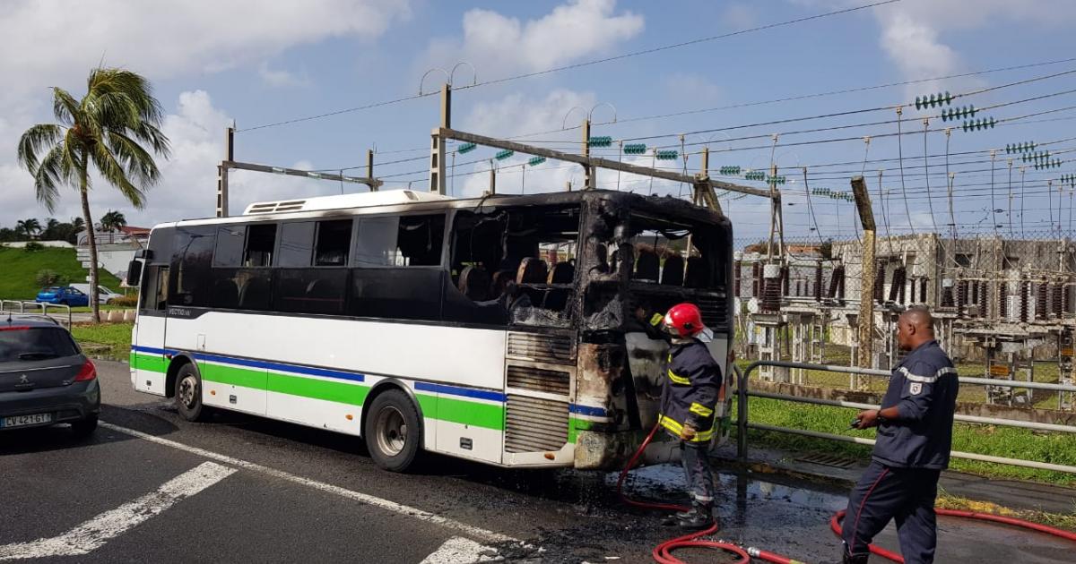     Un bus du réseau Mozaïk prend feu près du stade de Schoelcher

