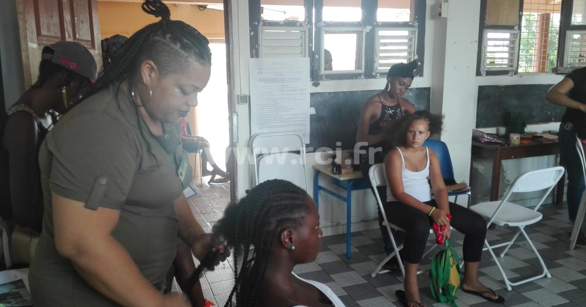     Une séance de coiffure solidaire pour les fillettes des Trois Ilets

