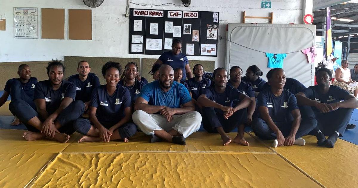     Jean-Marck Mormeck donne une leçon de boxe à des jeunes en formation

