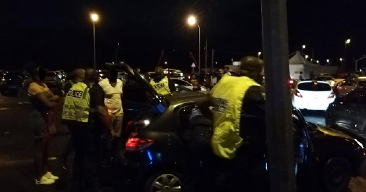     Descente surprise de police dans un run sauvage aux Abymes 

