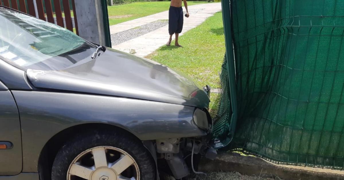     Un octogénaire s'endort au volant et finit sa course dans une barrière d'habitation

