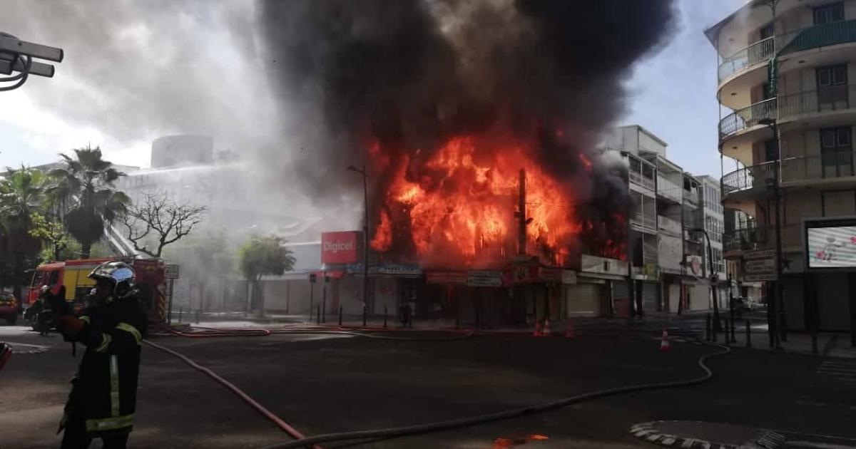     Le magasin SFR à côté de l'incendie visé par des cambrioleurs

