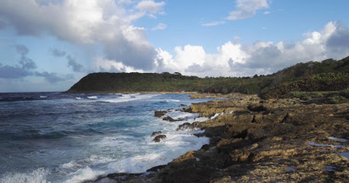     Le kayakiste qui voulait faire le tour de la Guadeloupe hélitreuillé à l'Anse Salabouelle

