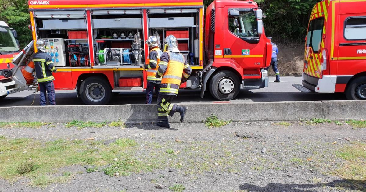     Il appelle les pompiers pour faire remplir sa citerne d'eau 

