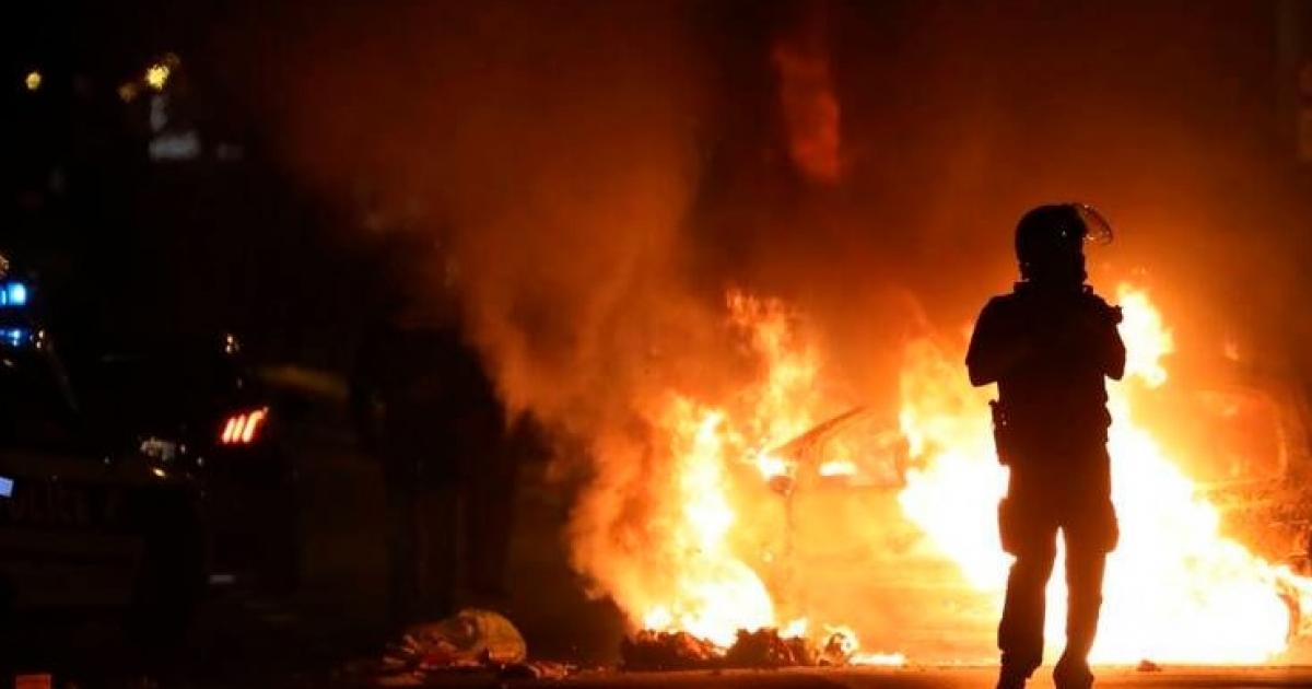     Tensions sociales à Saint-Martin : des barrages érigés sur les routes

