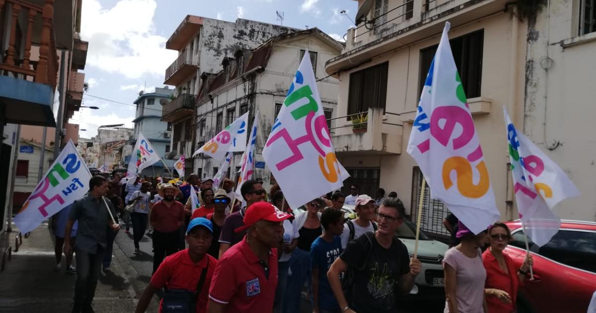     Plusieurs milliers de manifestants dans les rues de Fort-de-France contre la réforme des retraites

