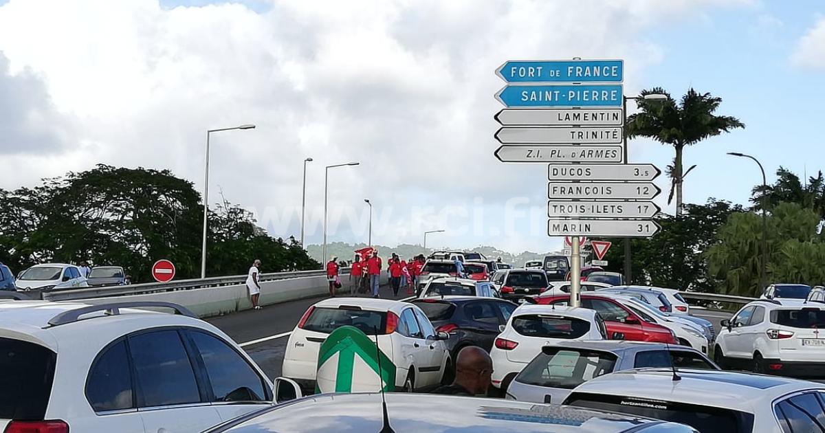     Barrages levés dans le rond-point de l'aéroport

