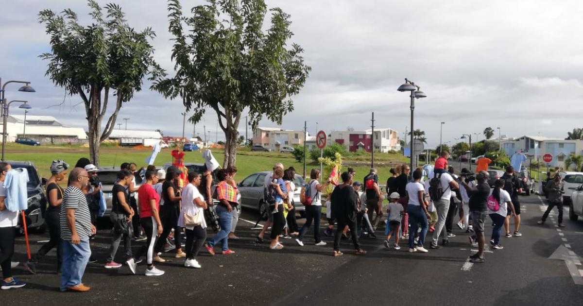     Les parents d'élèves de Baie-Mahault marchent dans la ville 

